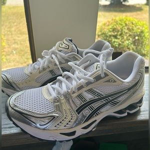 Aside Gel-Kayano 14